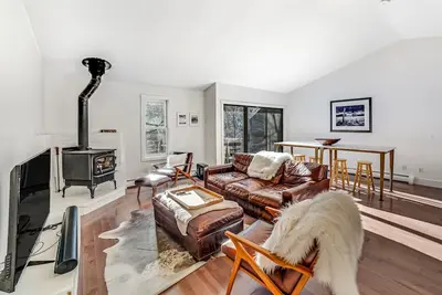 Image de Designer vacation rental - mountain view, wood stove, washer\/dryer, full kitchen
