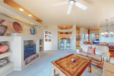 Image de 2nd-floor mountain-view condo with balcony, heated pool, gym, pool spa, grills