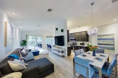 Image de Elegant, dog-friendly home with hot tub, sauna, enclosed sunroom, & washer/dryer