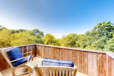 Image de Beautiful dog-friendly home with water view, balcony & washer\/dryer