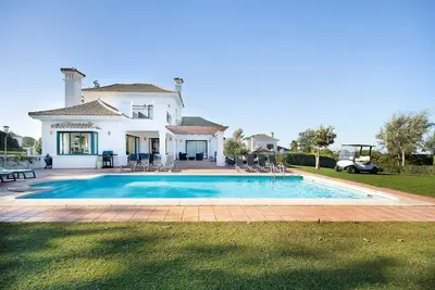 Image de Villa \"Arcos golf Jacaranda 5 dormitorios\" avec vue sur les montagnes, piscine & Wi-Fi