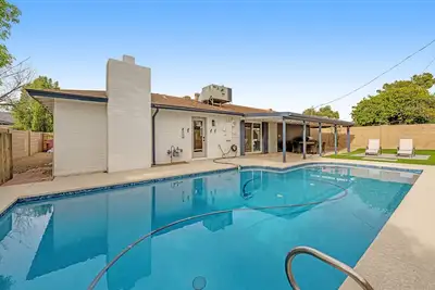 Image de Newly renovated house with private pool, washer/dryer, enclosed backyard, grill