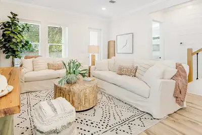 Image de Dog-friendly home with community pool, flat top grill, and custom coffee bar