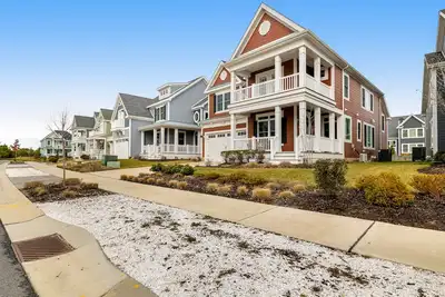 Image de Bayside Resort home with outdoor kitchen & dining, loft, gas fireplace