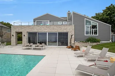 Image de Large, dog-friendly lakefront home with private pool & hot tub, central Ac & W/D