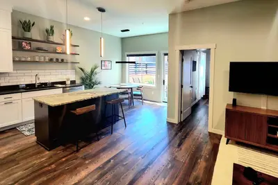 Image de Downtown Whitefish awaits you at Central Ave Suite, Modern luxury.