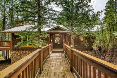 Image de Delightful mountain escape with hot tub, deck, WiFi, fireplace & ideal location