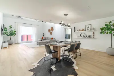 Image de Modern, Spacious Loft Style 3 Br in the City