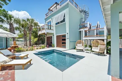 Image de The Cocoa Boho Rooftop Retreat - 2 min walk to the beach!