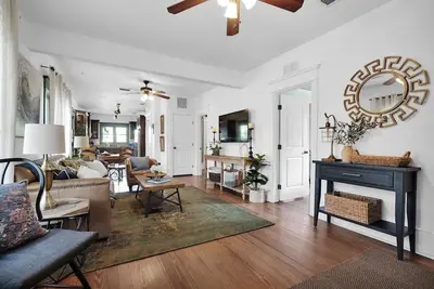Image de Tranquil Avondale Home, Walkable to Food & Shops!