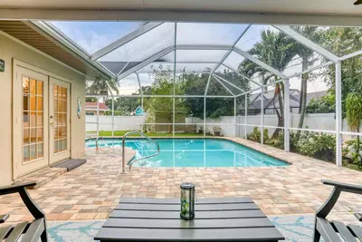 Image de Spacious home with pool, lanai, Ac & private W/D - near shops & eateries