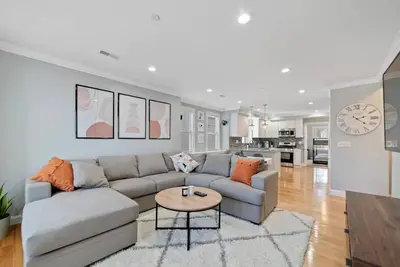 Image de Modern/Luxury | Steps from Zoo & Golf Course