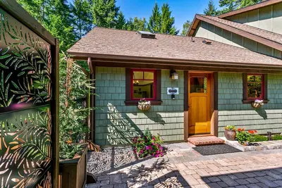 Image de Welcome to our Romantic Country Getaway nestled on a treed 10 acres.