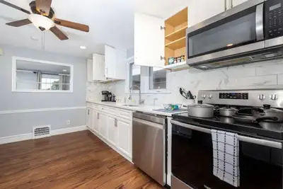 Image de Comfy 4-Bedroom Home with King Bed-Free Parking