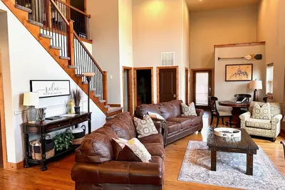 Image de Family getaway, pool, bunk room, private deck, close to lake and Thunder Ridge