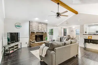 Image de Coastal home with fantastic backyard, firepit, game room & prime location