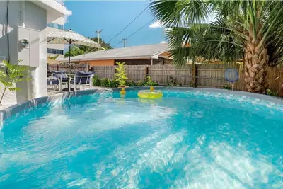 Image de Spacious Family Getaway w/ Pool, 5 Min to Beach, Dining & Shops!