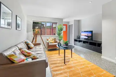 Image de Convenient Bayside Living at the Edge of the City