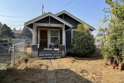 Image de Cozy pet friendly cottage nestled a quiet backyard.