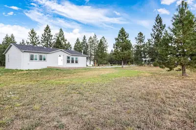 Piney hideaway with huge yard, fireplace, WiFi, and amazing mountain views