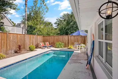 Image de Newly Remodeled Home with a Pool, Huge Screened in Porch, Sleeps 9
