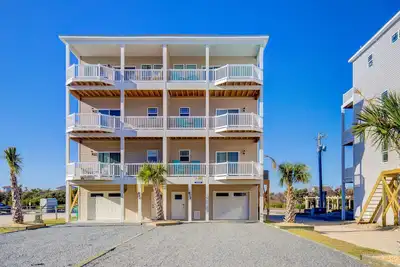 Image de Multi-level duplex with beautiful ocean and Intracoastal views, elevator & pool