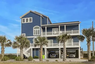 Image de Beachfront home with private heated pool & hot tub, elevator, and beach access