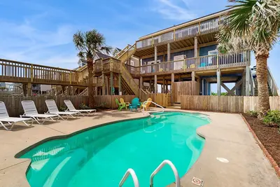 Image de Newly Updated (2025) Oceanfront Escape with Pool & Hot Tub