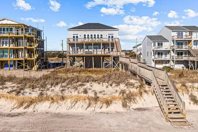Image de Beachfront multi-level home with elevator, private hot tub, outdoor shower, W/D