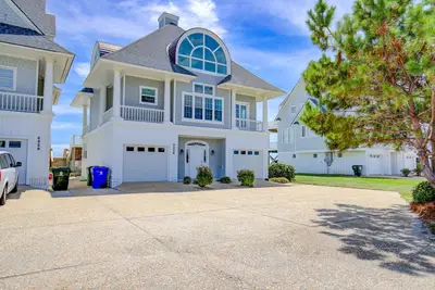 Image de Oceanfront home with beach access, pool, washer/dryer, central Ac