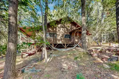 Image de Stunning log cabin with fireplace & nature views - near shopping & dining