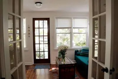 Image de Beachy & Boho w/ a Large & Lush Fenced Back Yard