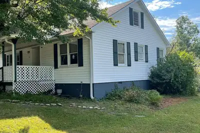 Image de Black Mt home, minutes to downtown, fenced yard