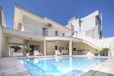 Image de Family Beach House Bombinhas. We Only Accept Families. We Do Not Accept Parties.