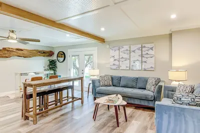 Image de Colorful home steps to beach with patio, grill, WiFi, central Ac, & W/D