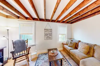 Image de Charming dog-friendly home with private deck, firepit, washer/dryer, & cable