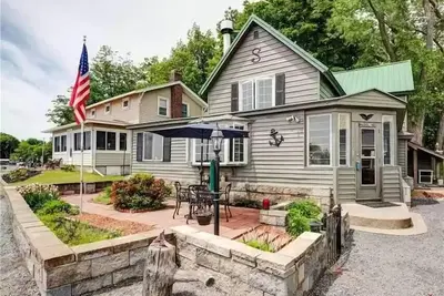 Image de Rustic Riverside Charm and Exclusive Fishing Access!