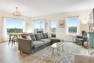 Image de 3rd-floor dog-friendly condo close to the beach with pool, hot tub, beach access