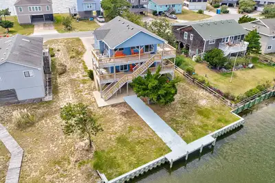 Image de Canal home with porch swing, community pool, outdoor shower & private dock