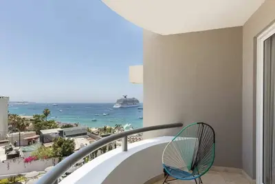 Image de Steps Away From The Marina And Night Life!