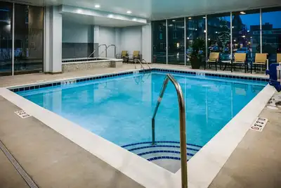 Image de 1 Bedroom | Roll-in Shower, Indoor Pool + Hot Tub