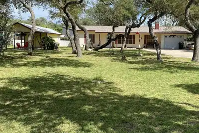 Image de Tony's Coastal Cottage: Dog Friendly & Lrg. Privacy Fenced Backyard! ! Quiet area