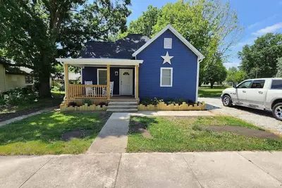 Image de Remodel pet friendly home in town 1/2 mile from Lake Shelbyville.