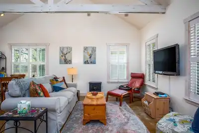 Image de Silver House | In-town Couples Retreat