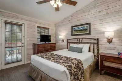 2Bd, 2 Ba with Stunning Lake Conroe View