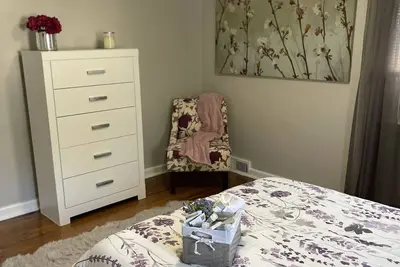 Image de Beautiful newly renovated home near airport with fireplace & sunroom.