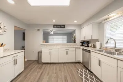 Image de Spacious Ranch, Walk to Main!