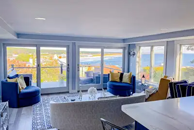 Image de Stunning & luxurious ocean-view home with balcony & W/D
