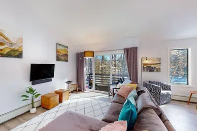 Image de Two-level vacation rental with mountain view, pellet stove, W\/D & full kitchen