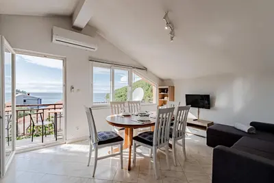 Image de Appartement de trois chambres avec le balcon et la vue sur le mer Baie Poplat, Korcula (A-20023-a)